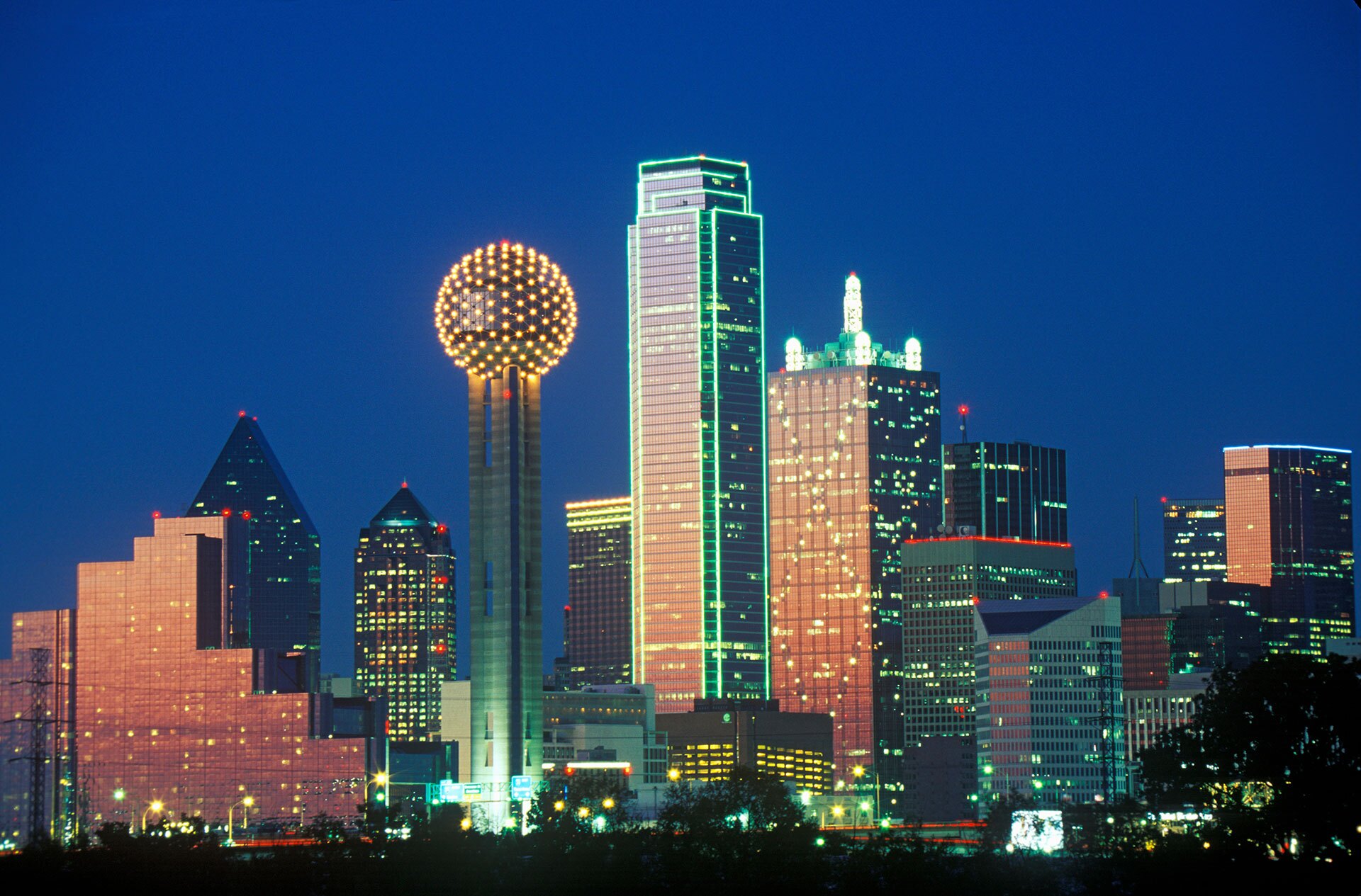 Hyatta Regency Dallas, horizonte, noche